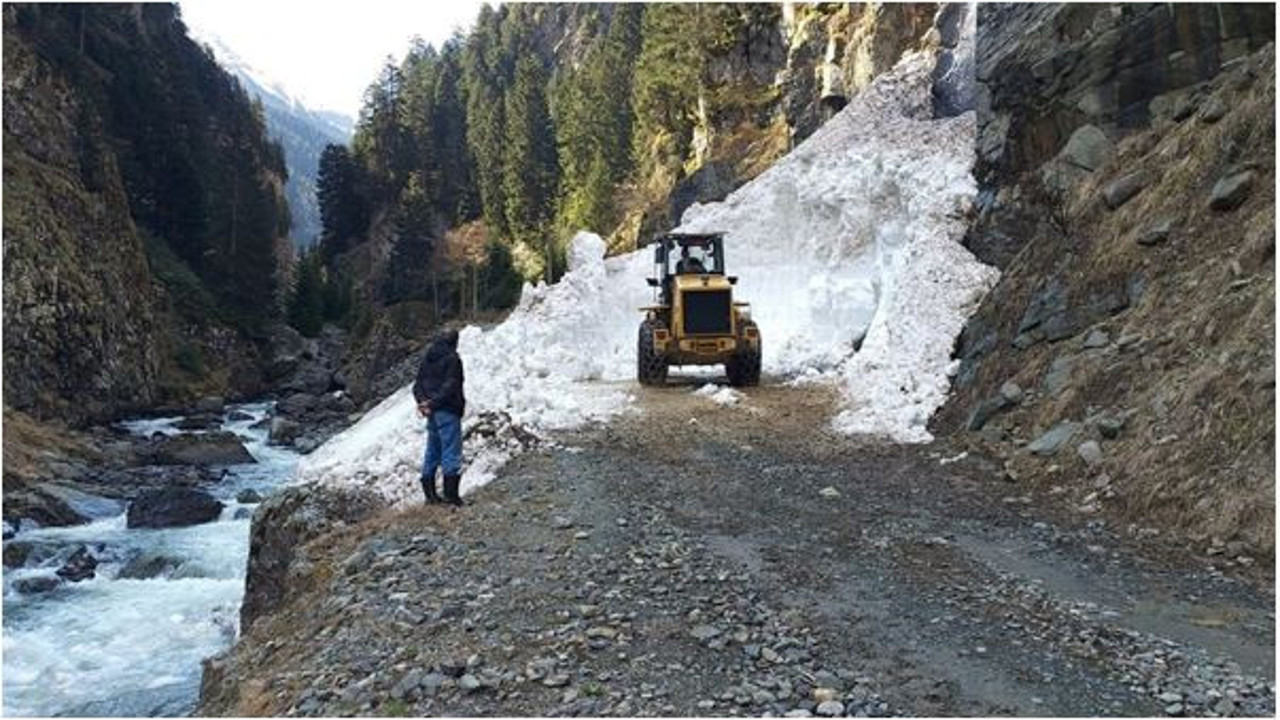 Rize Çamlıhemşin'de çığ düştü