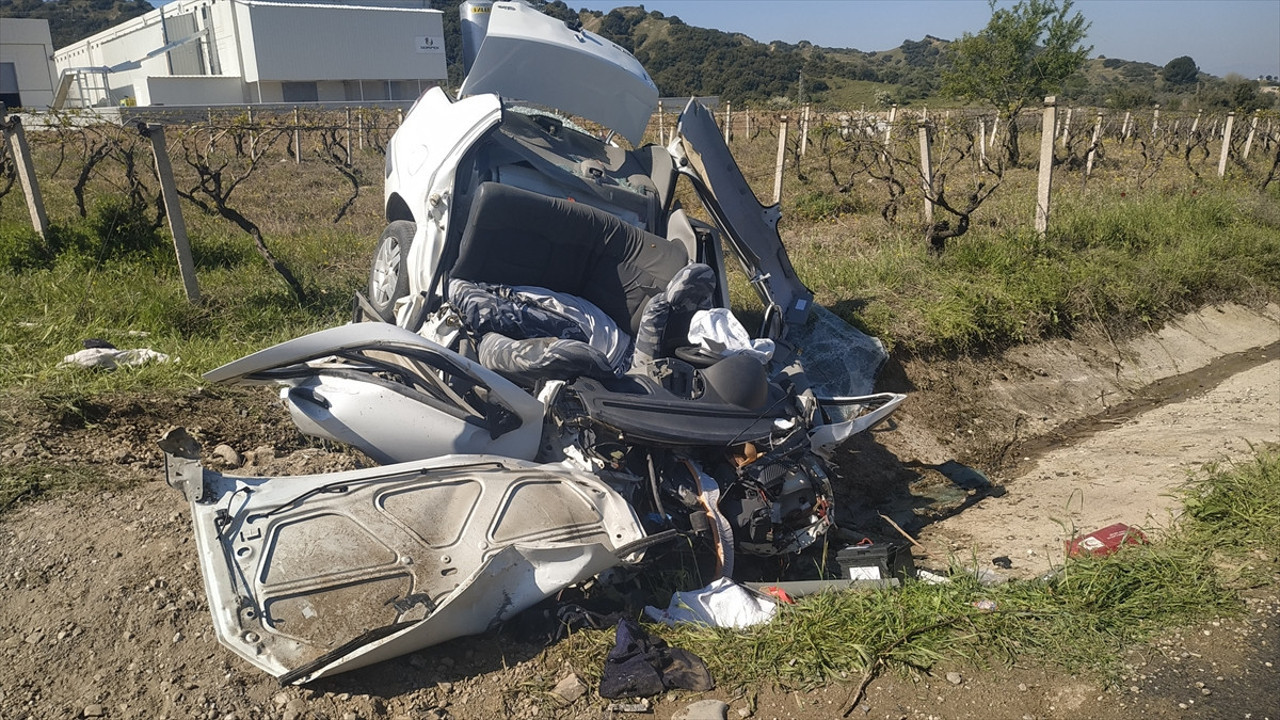 Otomobil paramparça oldu. 3 ölü