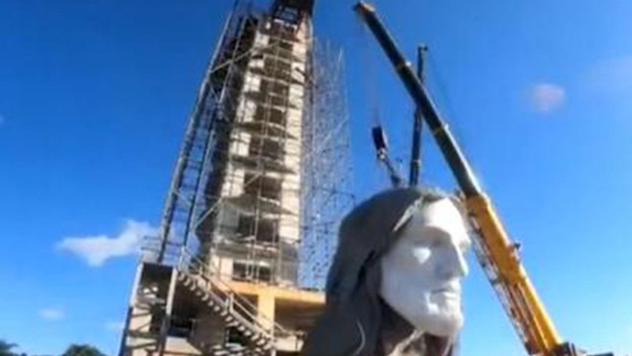 43 metrelik İsa heykelinin baş kısmı tamamlandı