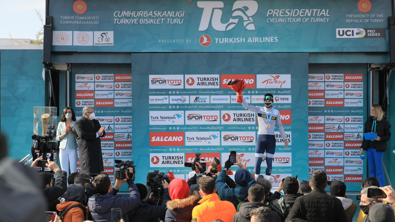 Cumhurbaşkanlığı Bisiklet Turu'nda ödül töreni yapıldı