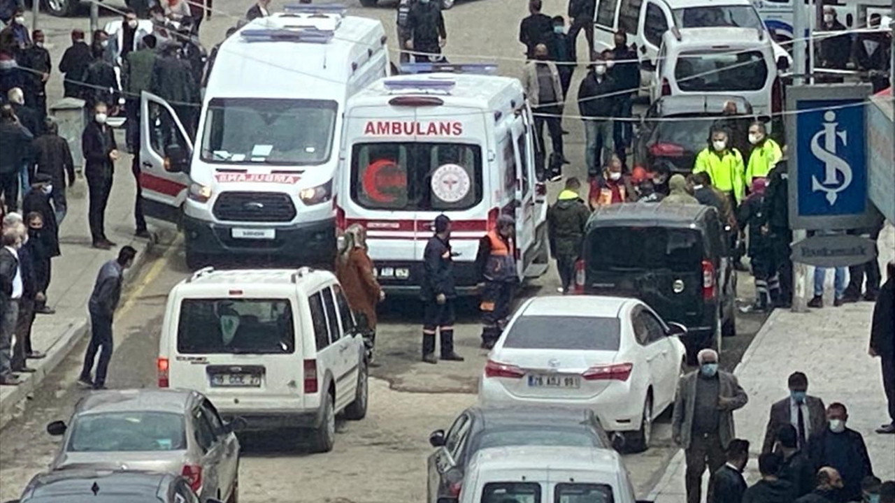 Erzurum'da feci olay. Sırtına saplanan bıçakla hastaneye gitti