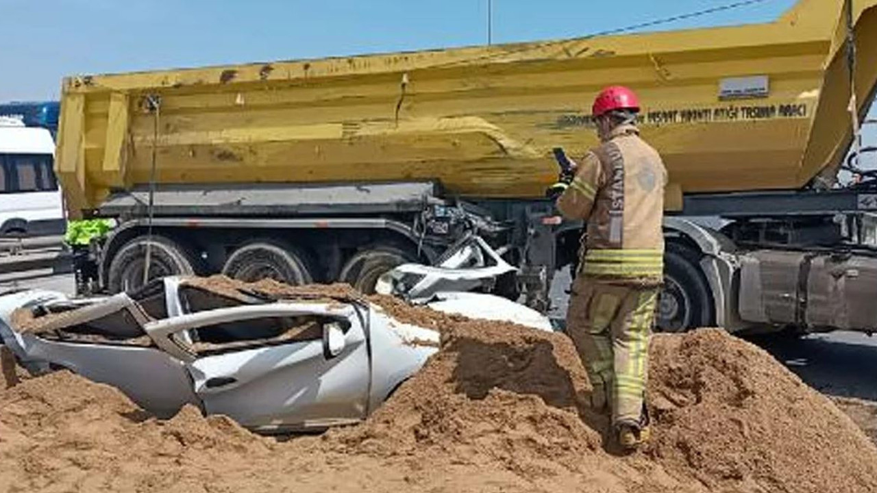 Kum yüklü TIR otomobilin üstüne devrildi. İstanbul'da çok acı olay