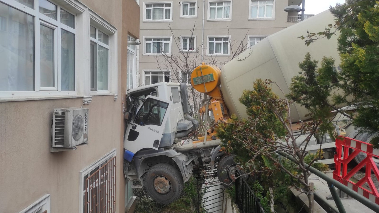 Beton mikseri binaya girdi
