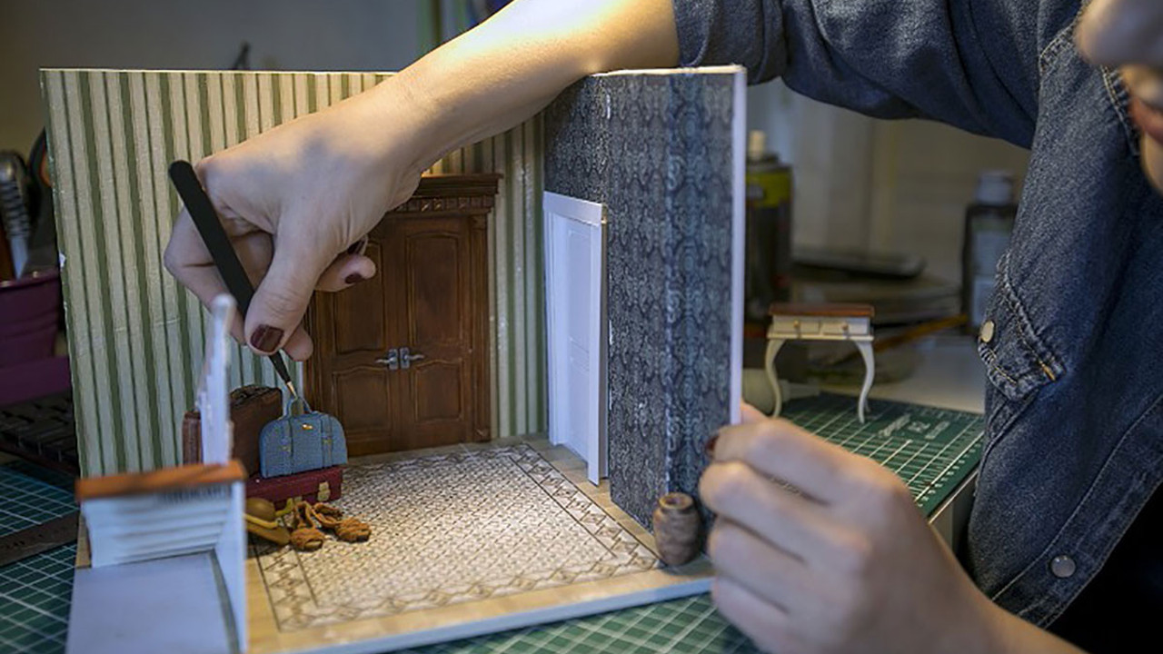 Hayallerindeki dünyayı mini olarak canlandırıyor