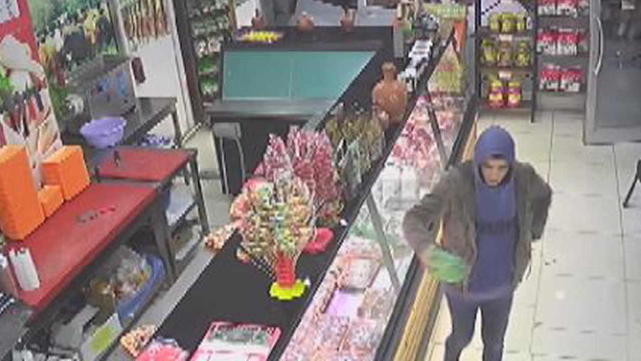 Sadaka kutusunu çaldı. Fark edilince böyle kaçtı