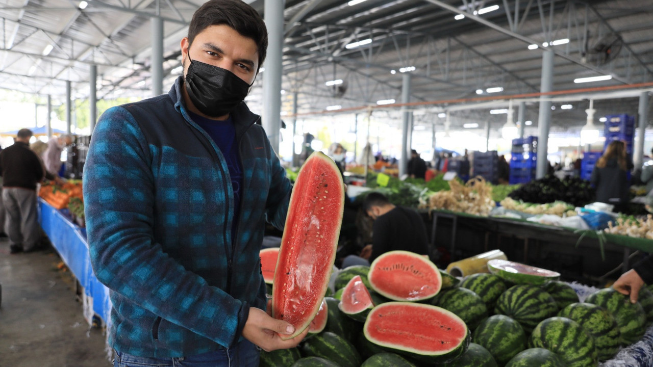 Tane ile domatesten sonra dilimle karpuz satışı. İşte Türkiye gerçeği. Tezgahlardaki ürünleri sadece seyrediyorlar