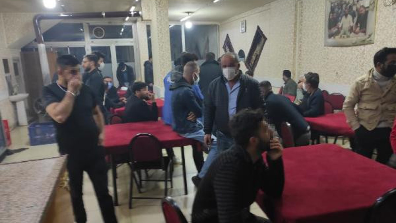 Kıraathanede oyun oynayan 25 kişiye para cezası