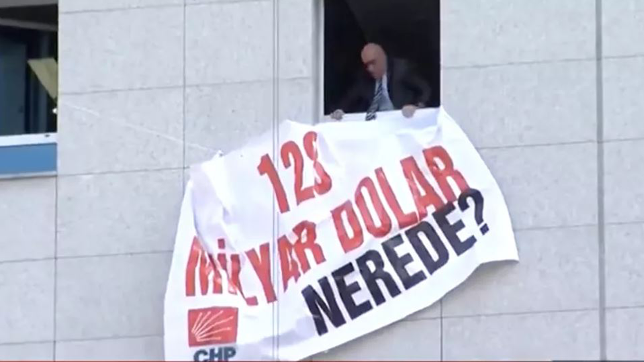 '128 milyar dolar nerede' pankartı TBMM'ye asıldı