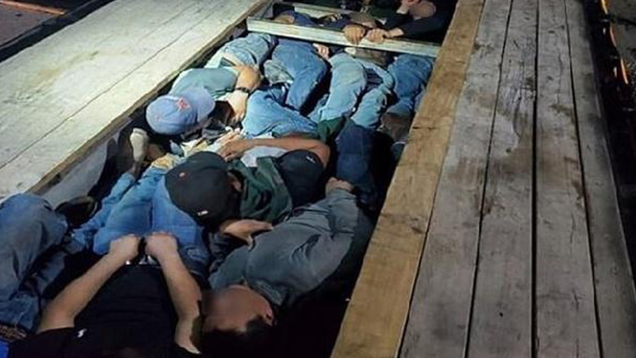 ABD Meksika sınırında dram. Göçmenler TIR'ın gizli bölmesinden çıktı