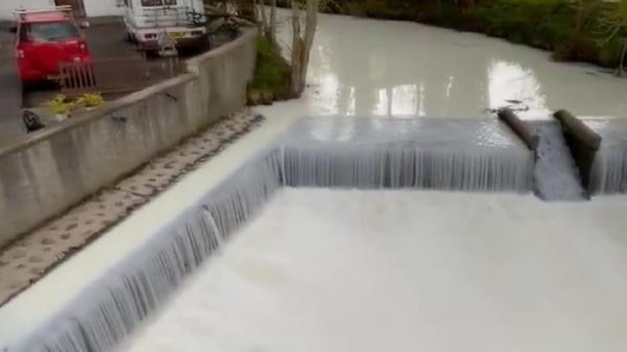 Nehir bembeyaz akınca görenler şaşkına döndü. İnsanlar koşa koşa bakmaya geldi