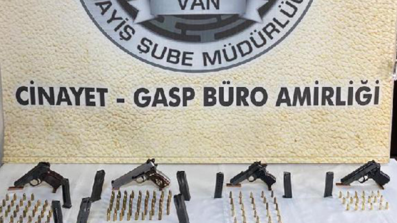 4 kişinin yaralandığı aile kavgasının firari şüphelileri silahlarla yakalandı