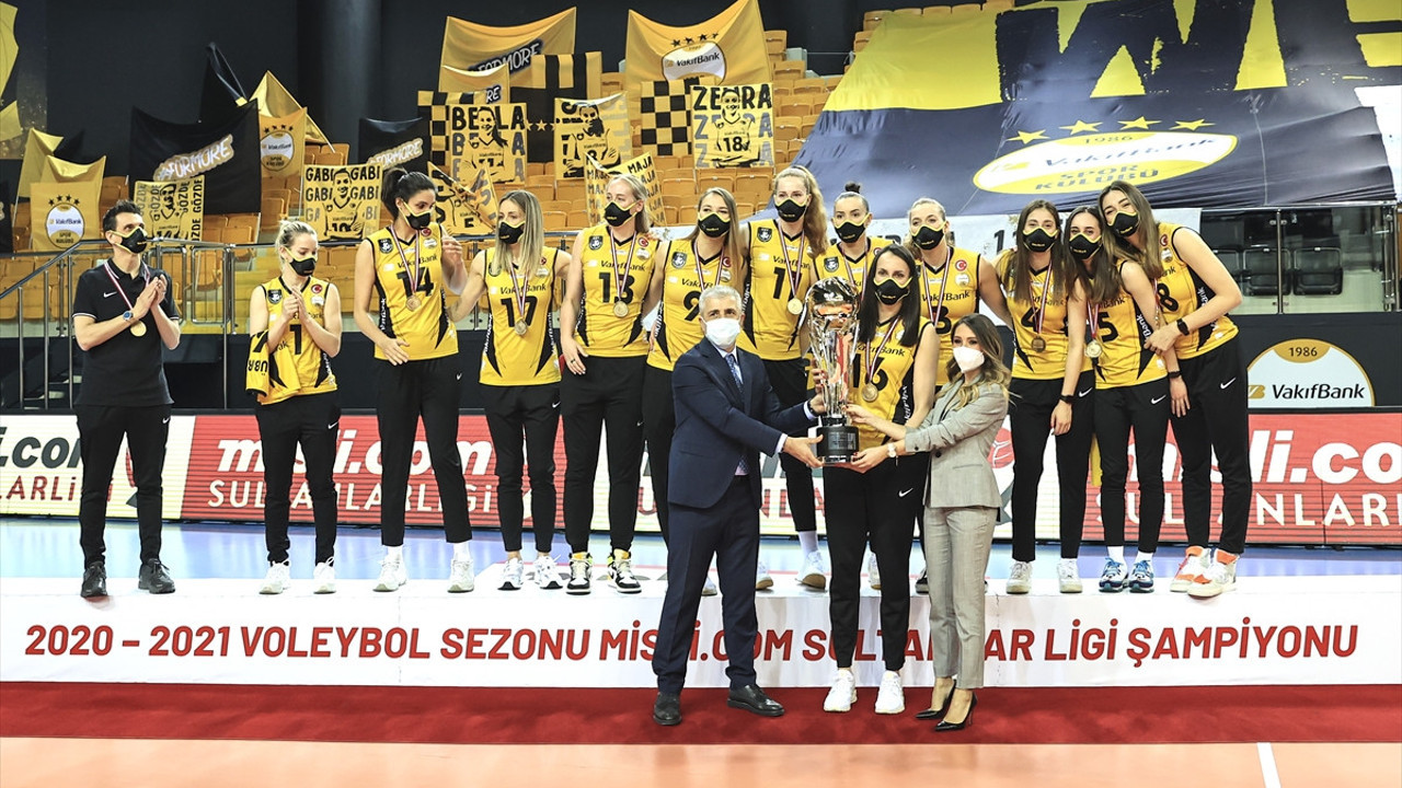 Şampiyon VakıfBank kupasını aldı