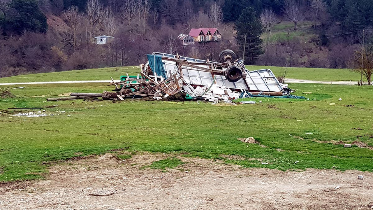 Yedigöller yolundaki 3 kaçak işletme yıkıldı