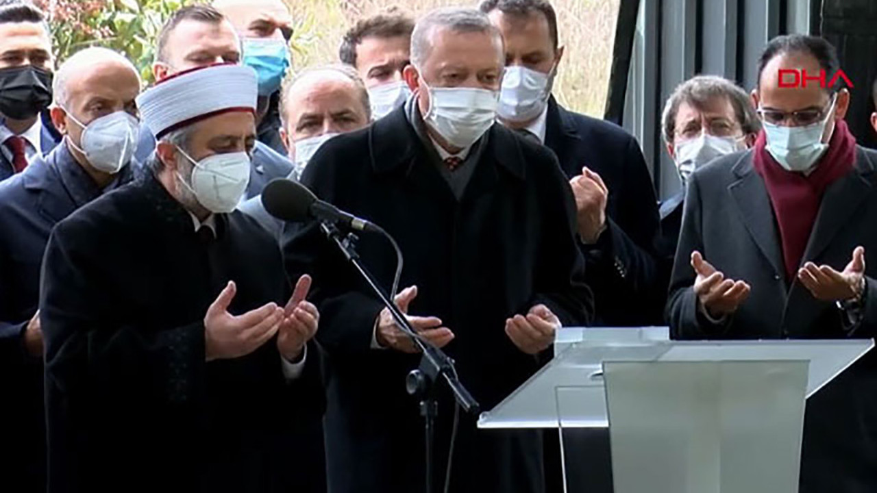 Cumhurbaşkanı Erdoğan Turgut Özal'ın kabri başında Kur'an okudu