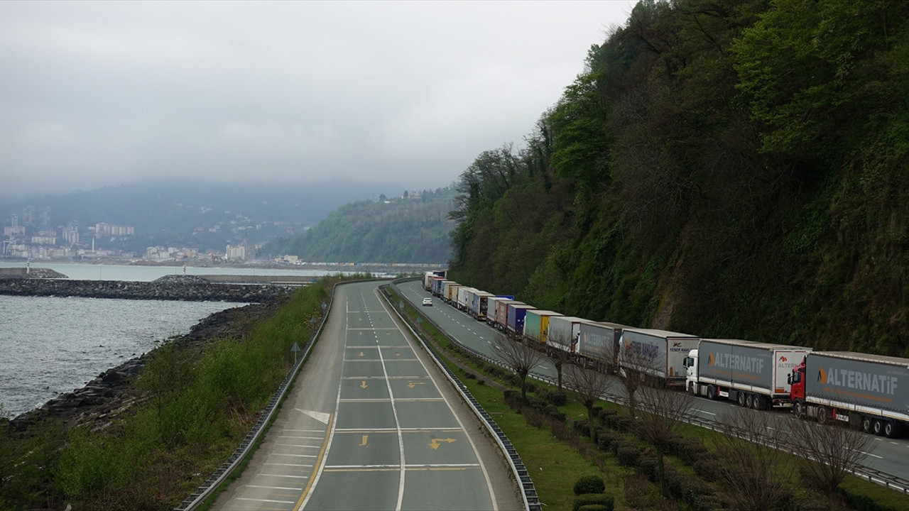Bir ucu Hopa’da bir ucu Sarp Sınır Kapısı’nda. Saatlerdir bekliyorlar