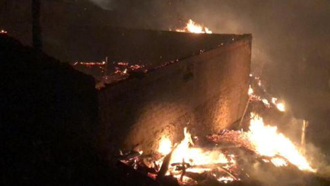 Uşak'ta 2 ev ile 1 ahır yandı. Hayvanlar telef oldu