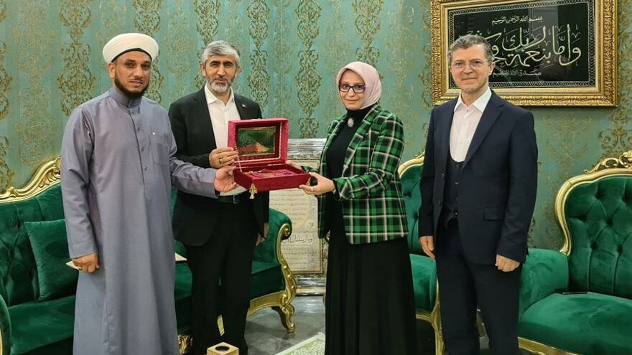 Devlet protokolü tarikat şeyhinin önünde el pençe divan durdu. Öğrencilerin sorunlarını görüşmüşler