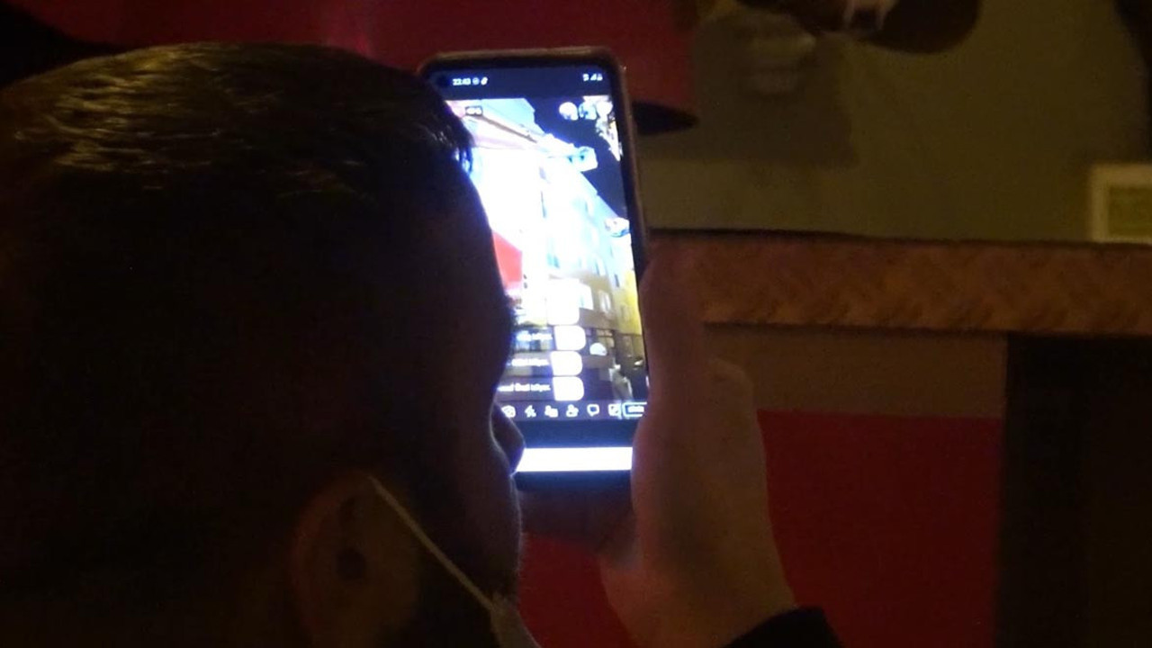 Çatıdaki yangını izleyip canlı yayın yaptılar. Kısıtlamayı da mesafeyi de unuttular