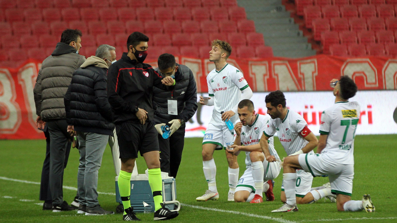 Maçın 26'ıncı dakikasında durup iftar yaptılar. Yine oruç açma arası yaşandı