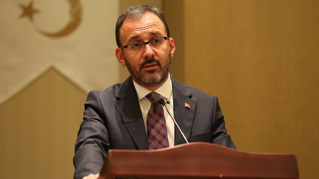 Bakan Kasapoğlu'ndan UEFA'da görev alan Servet Yardımcı'ya tebrik