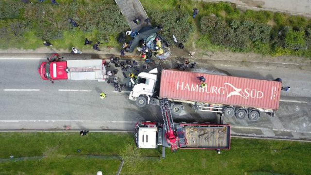 TIR'ın altında kalan otomobilin sürücüsü feci şekilde can verdi. Film gibi seyrettiler