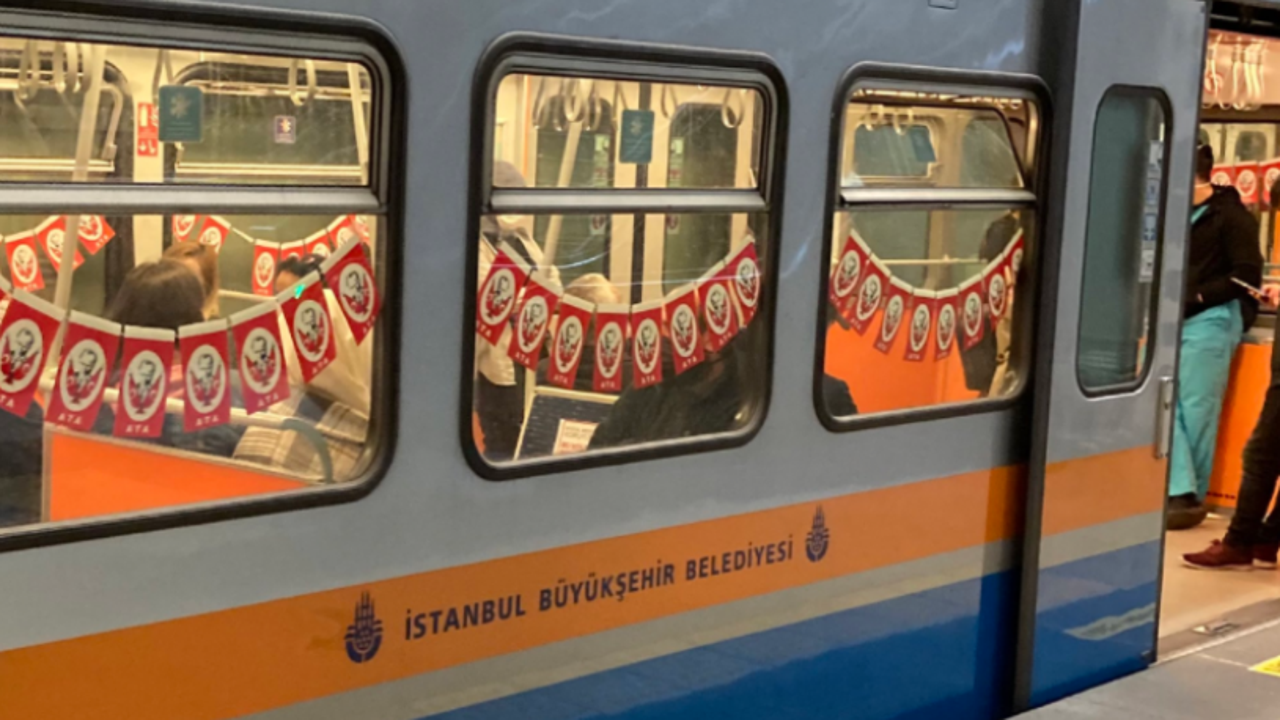 İstanbul'da toplu taşıma araçları bayraklarla donatıldı