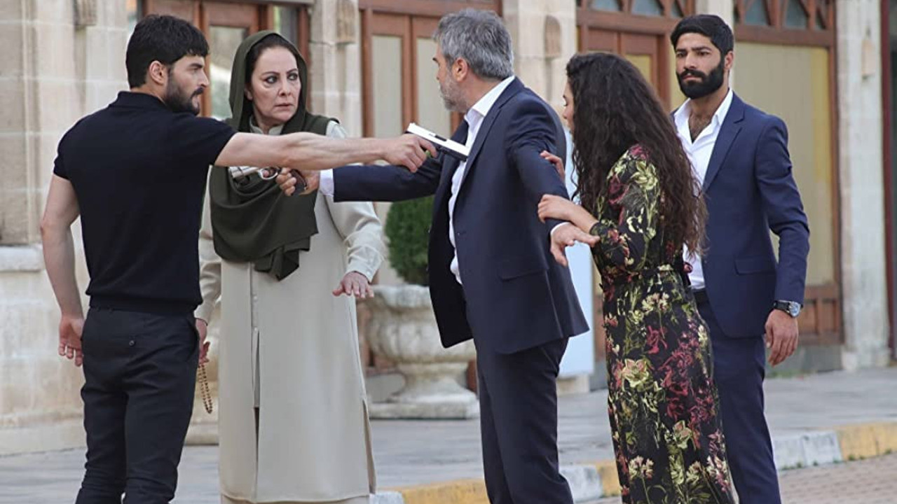 Hercai dizisi oyuncusu seti bastı. Bu sefer gerçek silahlar çekildi