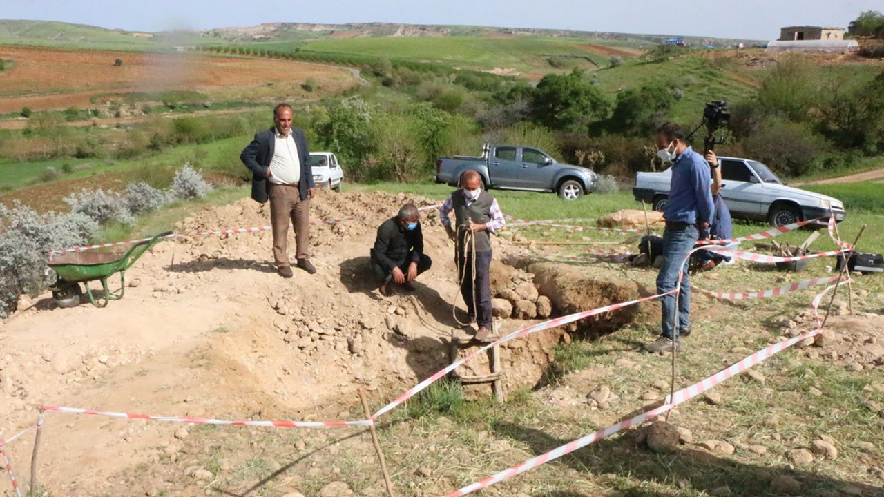 Adıyaman'da kepçe geçerken aniden çöktü. Bakanlar göz göze geldi
