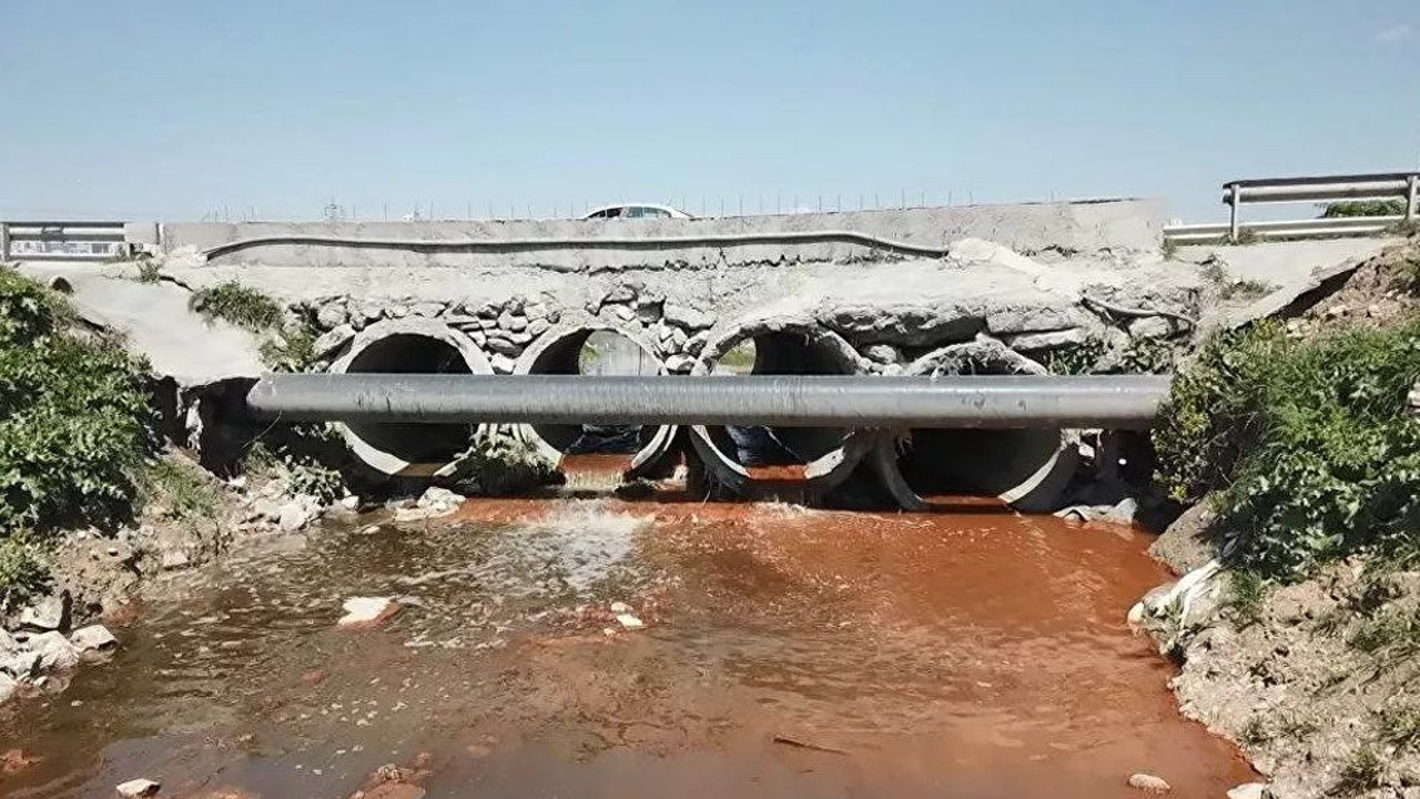 Tarım arazilerinin arasından zehir akıyor. Başakşehir'den Avcılar'a kadar uzanıyor