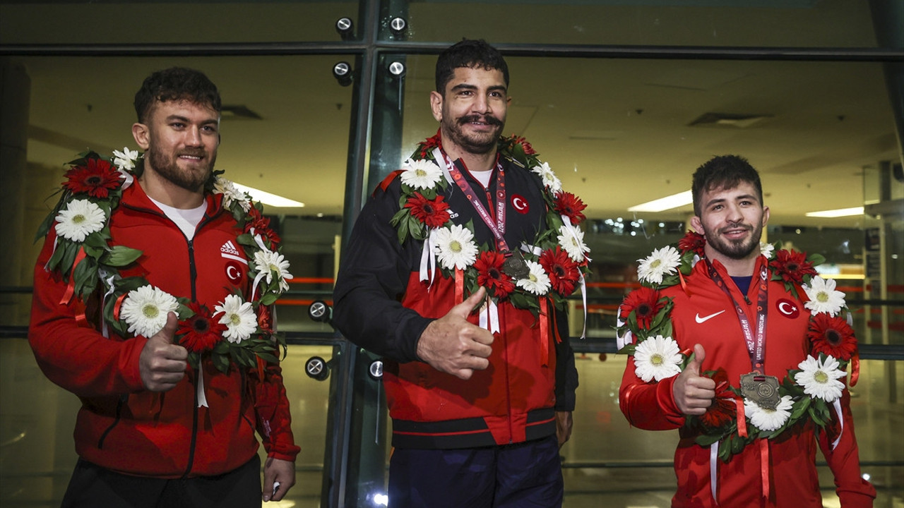 Şampiyon güreşçiler Ankara'ya geldi