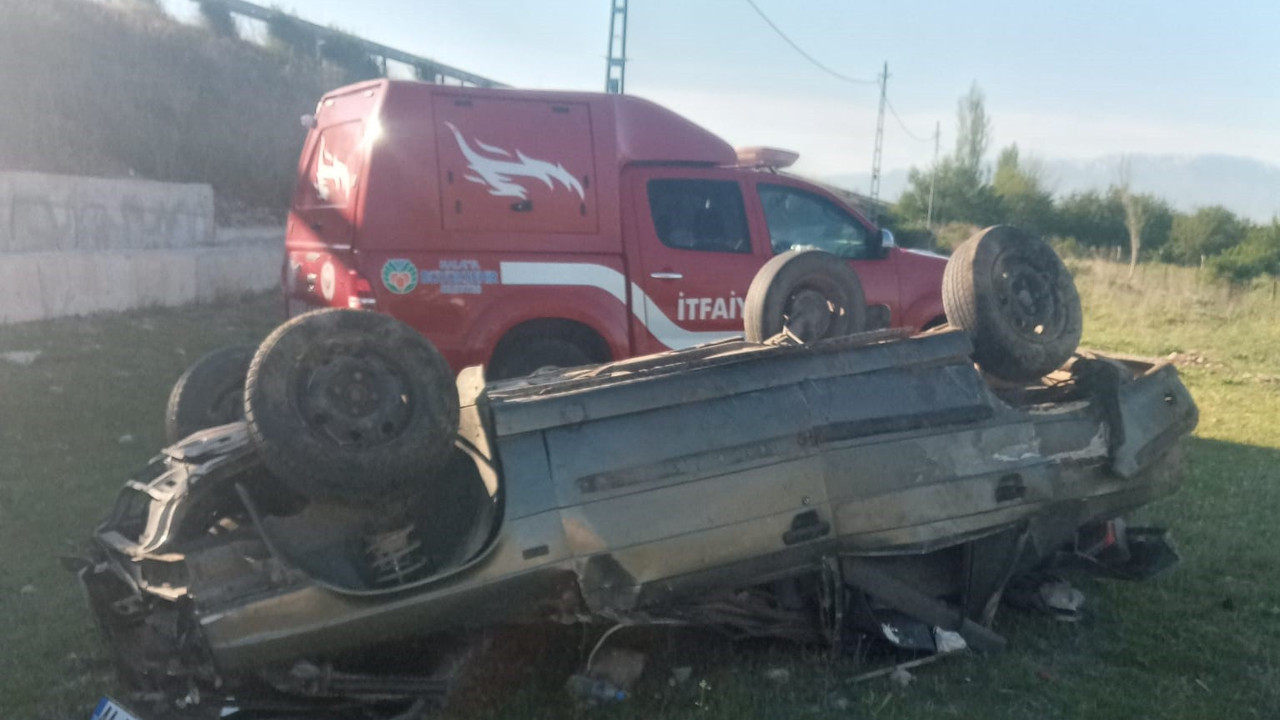 Taklalar atarak ters dönen aracın içinde can verdi