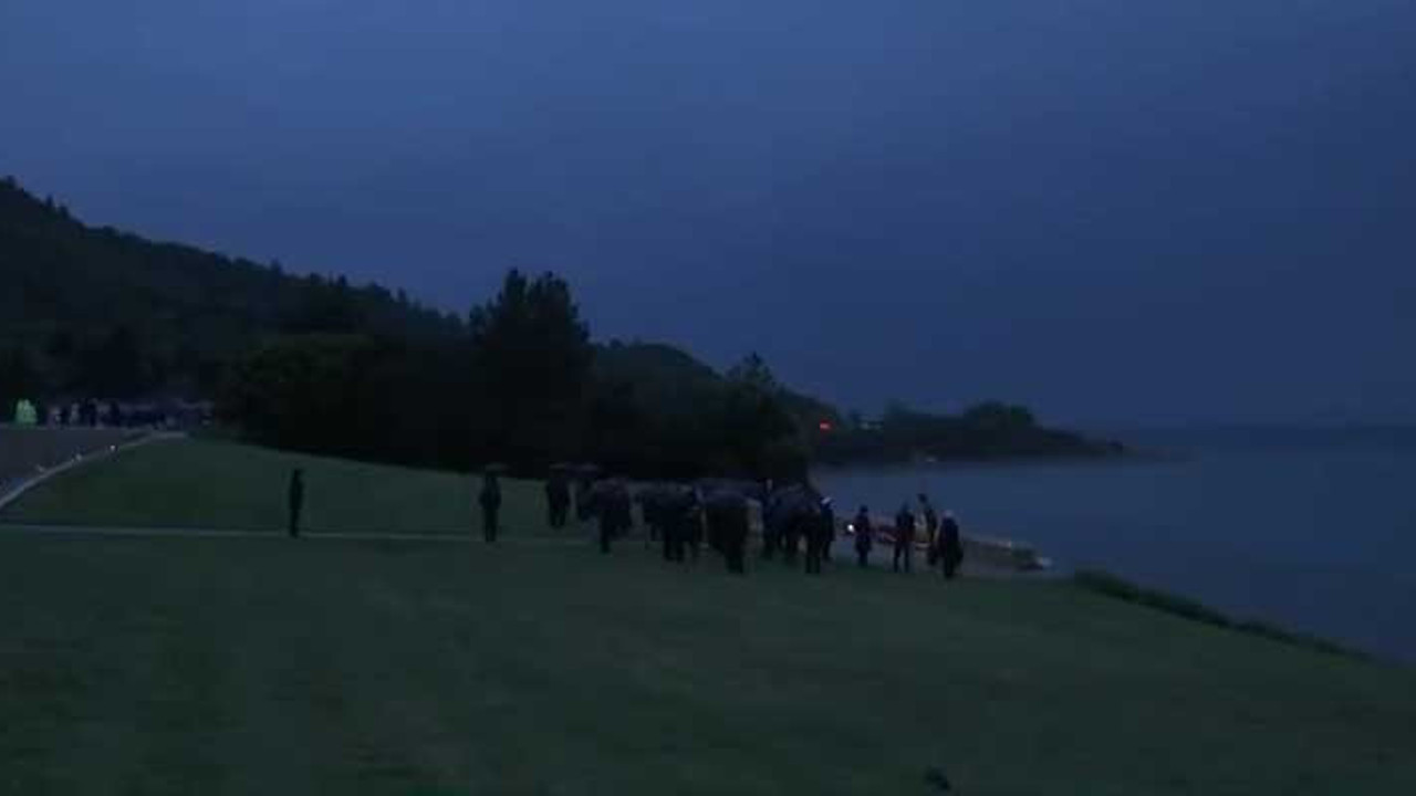 Anzak Koyu'nda şafak ayini