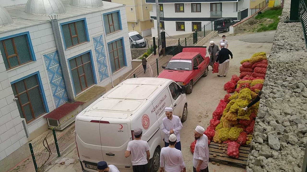 Gebze Belediyesi vatandaşa ücretsiz vermesi gereken patates soğanları tarikata dağıttırıyor. CHP’li il başkanı görüntüleriyle birlikte paylaştı