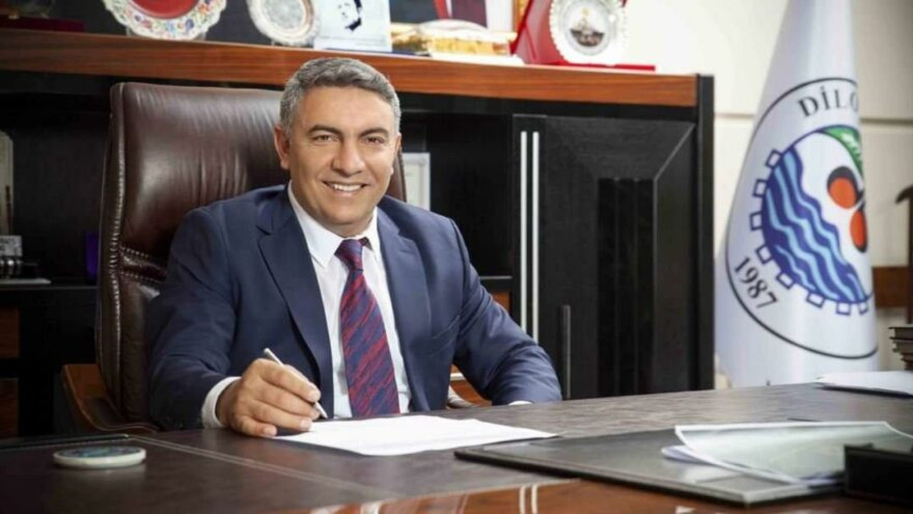 Belediye başkanı kendi ailesine çalışmış. Kendi bakanlığına mal satan bakandan sonra ikinci skandal