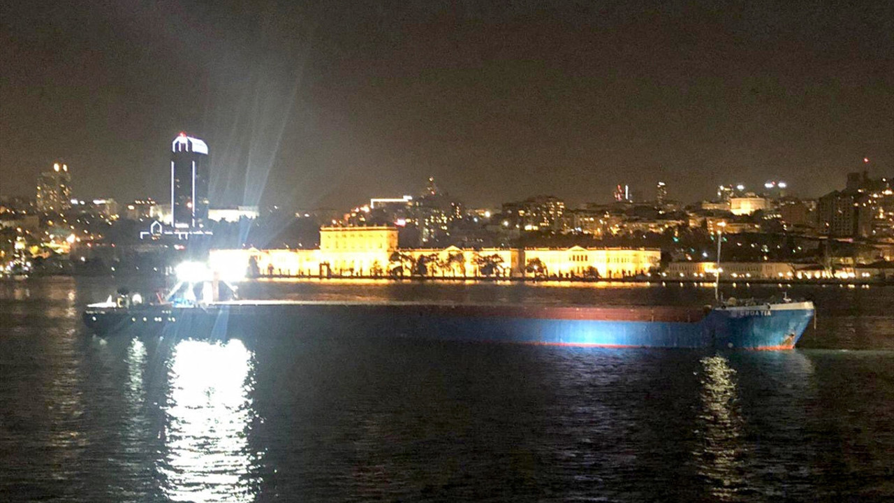 Boğaz'da yük gemisi arıza yaptı. Tedbir alındı