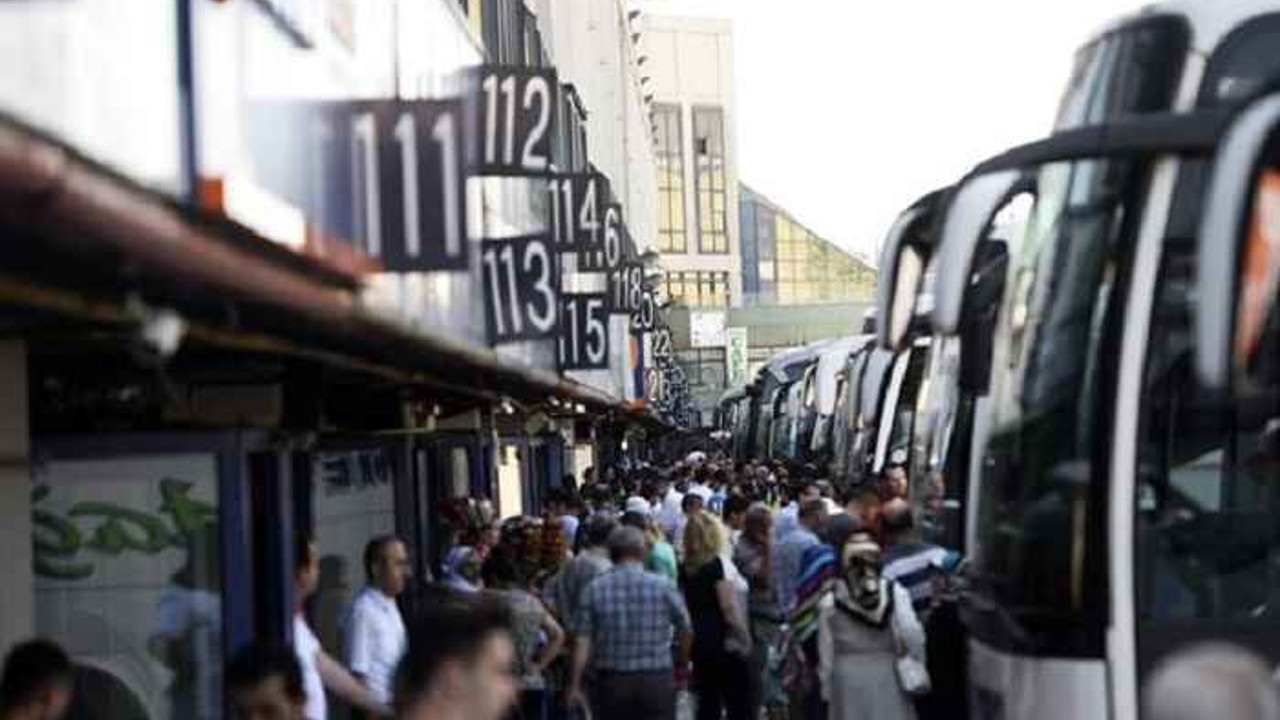Kısıtlamalar başlamadan şehirler arası seyahatler kilitlendi. Bilet sitelerine akın ettiler