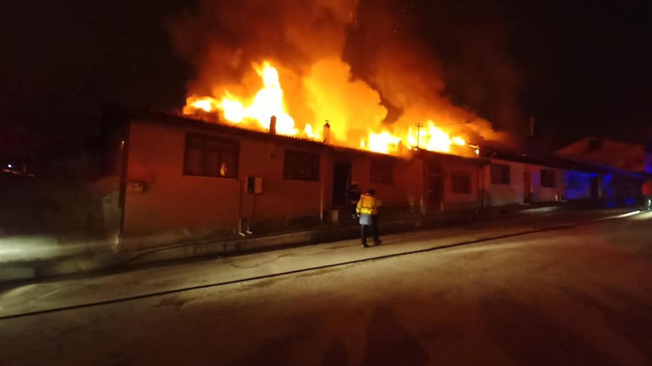 Alevler hızla yükseldi. Evler kül oldu