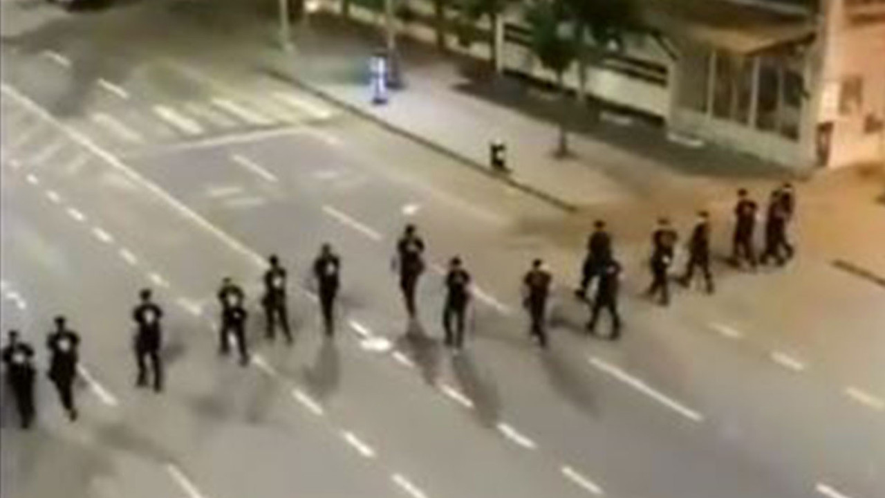 Esnaf kapanmaya direndi. Polis cezayı bırakıp iknaya başladı