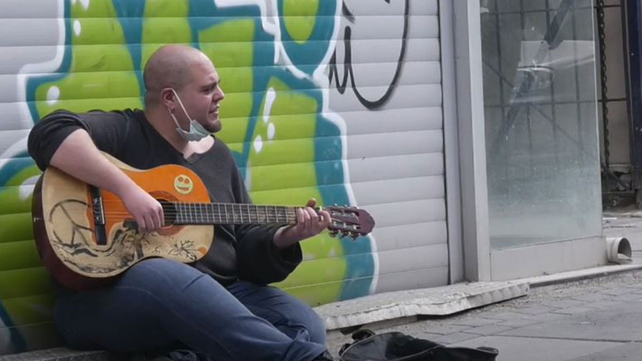 Dilencilik mi çok kazandırıyor sokak müzisyenliği mi. Aradaki gelir uçurumuna inanamayacaksınız