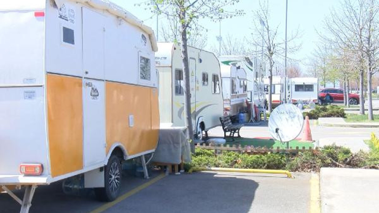 Tam kapanmayı karavanlarında geçiriyorlar