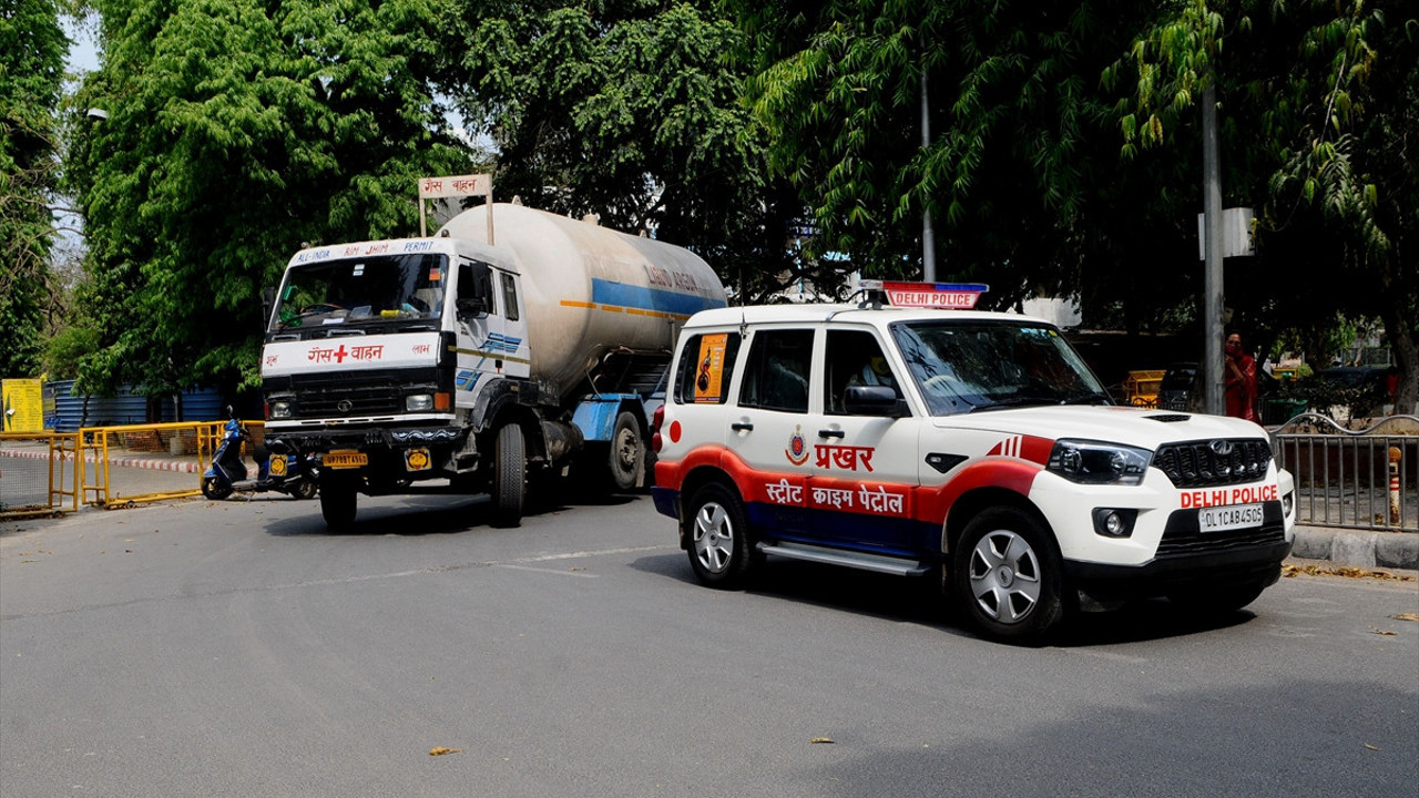 Tanklarla oksijen taşıyorlar. Bir ülke perişan