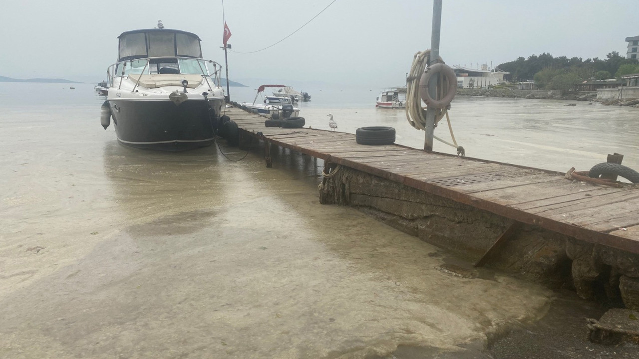 Caddebostan ve Fenerbahçe sahilini salyalar bastı. Sahile inenler korkudan geri döndü