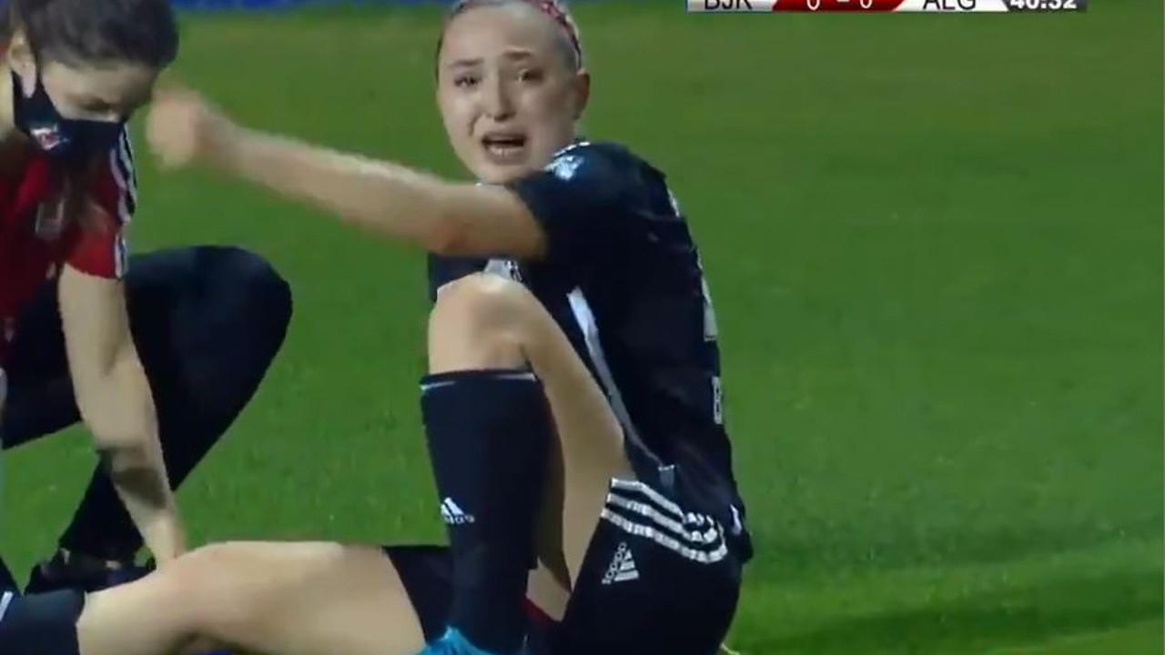 Beşiktaşlı kadın futbolcunun başına geldi. Saha kenarına bakarken dudaklarını okudular