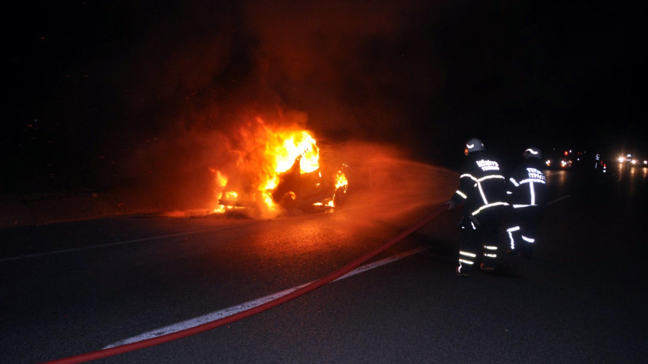 Seyir halindeki araç alev topuna döndü (03 Mayıs 2021)