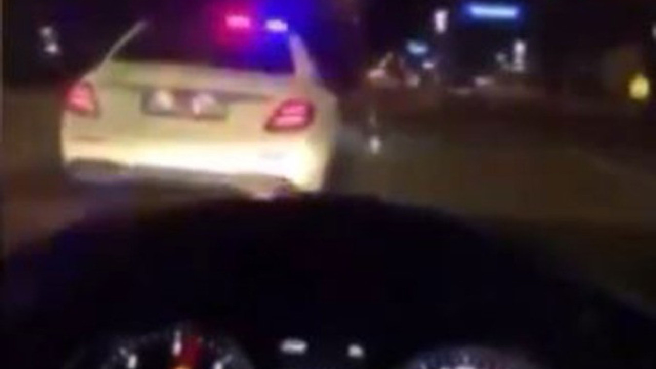 Sokağa çıkma yasağını çakarlı araçla ihlal etti. Bir de sosyal medyada paylaştı