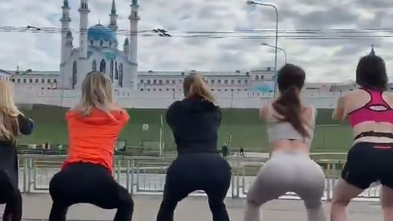 Cami önünde spor videosu. Tepkilere neden oldu