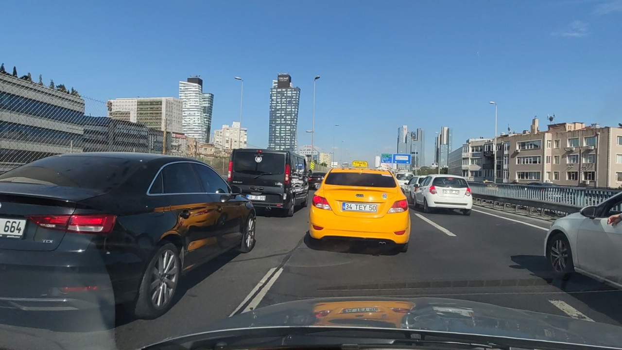 Mecidiyeköy köprü girişinde trafik durdu. Tam kapanmanın 6. günü saat 16.37