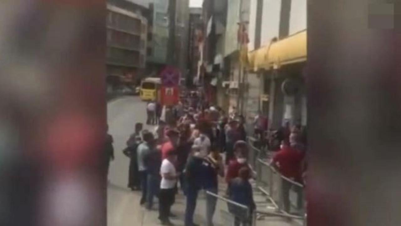 Beyler bu fotoğrafa ne diyecek? Yoksulluğun fotoğrafı. Yetkililer atıp tutuyor ama halkın durumu bu