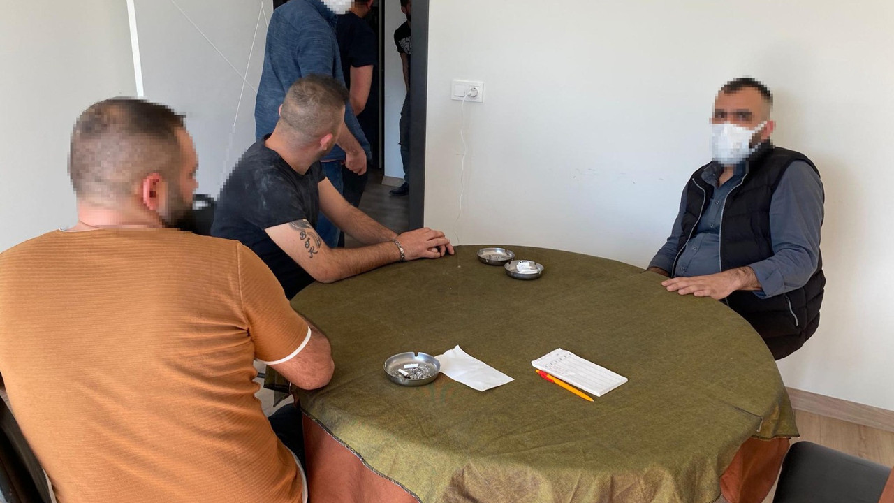 Kumar oynamak için ev kiraladılar