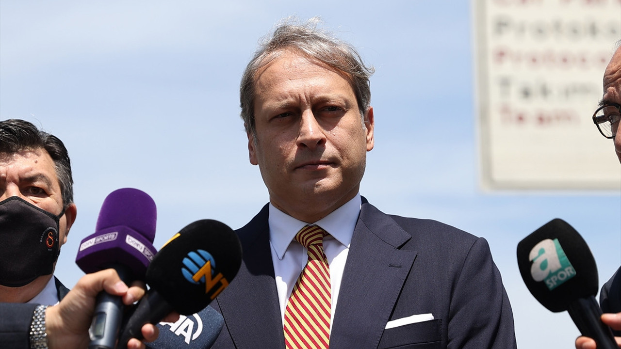 Galatasaray Kulübü Başkan Adayı Burak Elmas listesini teslim etti